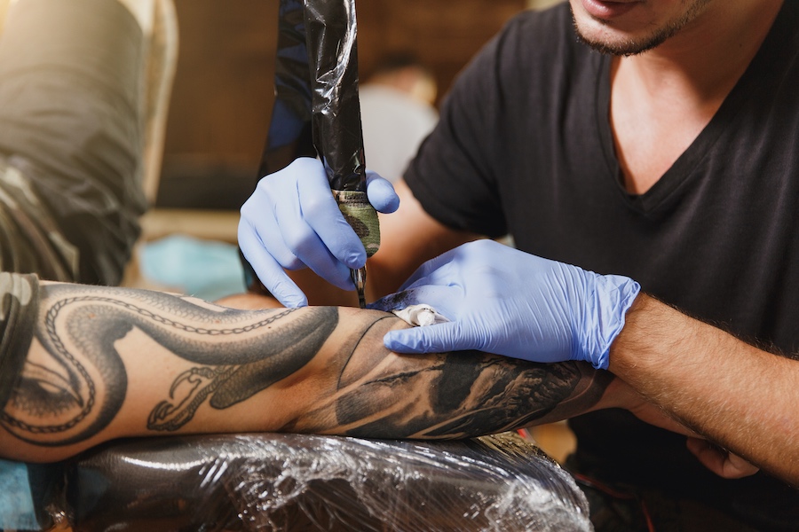 ¿Pueden los tatuajes causar cáncer de piel?